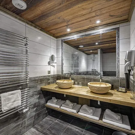 Chalé élégant à Le Praz Avec Spa, Cheminée Et Services Inclus - Fr-1-568-35 Courchevel